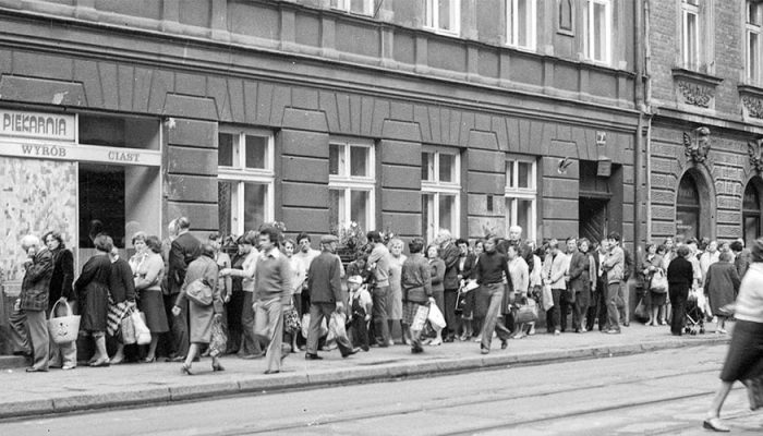 Bread-line-in-Poland_1